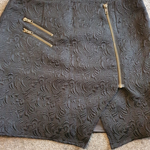 Ladakh black skirt with asymmetrical hemline and embossed pattern - size 12. - Picture 2 of 6